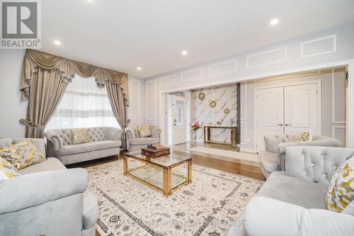 203 Beechborough Crescent, East Gwillimbury, ON - Indoor Photo Showing Living Room