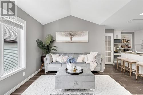 2574 George, Windsor, ON - Indoor Photo Showing Living Room