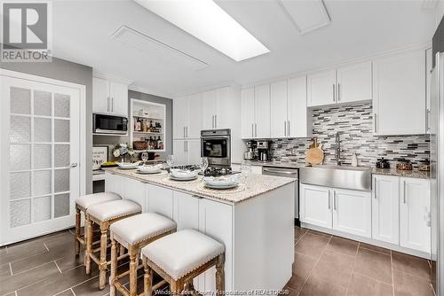 2574 George, Windsor, ON - Indoor Photo Showing Kitchen With Upgraded Kitchen