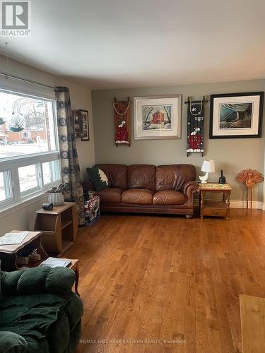 573 Steele Avenue, Peterborough (Otonabee), ON - Indoor Photo Showing Living Room