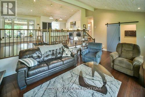 1471 Longwoods Road, Southwest Middlesex, ON - Indoor Photo Showing Living Room