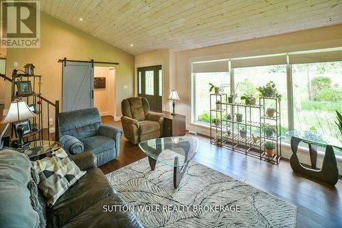 1471 Longwoods Road, Southwest Middlesex, ON - Indoor Photo Showing Living Room