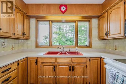 7216 Wellington Rd 124 Road W, Guelph/Eramosa, ON - Indoor Photo Showing Kitchen With Double Sink