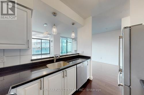 911 - 39 Parliament Street, Toronto, ON - Indoor Photo Showing Kitchen