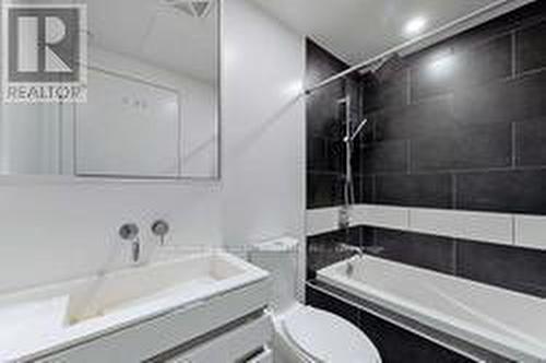 4208 - 197 Yonge Street, Toronto, ON - Indoor Photo Showing Bathroom