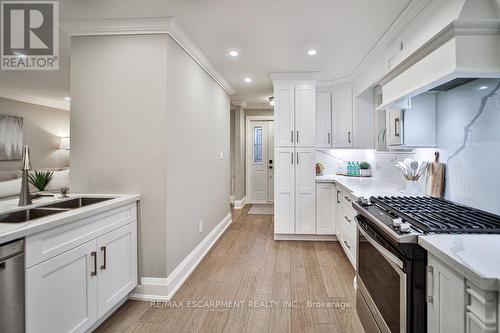 31 Nuffield Drive, Toronto, ON - Indoor Photo Showing Kitchen With Double Sink With Upgraded Kitchen