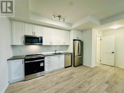 14 - 20 Lytham Green Circle, Newmarket, ON - Indoor Photo Showing Kitchen With Stainless Steel Kitchen