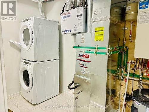 14 - 20 Lytham Green Circle, Newmarket, ON - Indoor Photo Showing Laundry Room