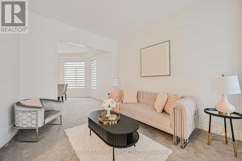 15 Sanford Circle, Springwater, ON - Indoor Photo Showing Living Room