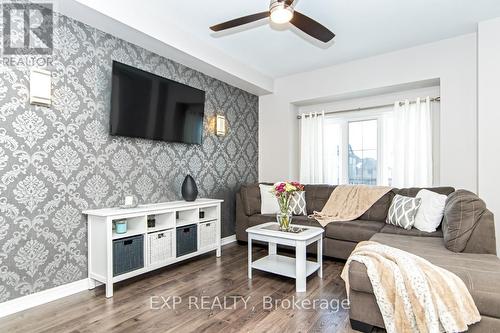 1 Lakefront Drive, Hamilton, ON - Indoor Photo Showing Living Room