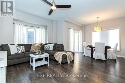 1 Lakefront Drive, Hamilton, ON - Indoor Photo Showing Living Room