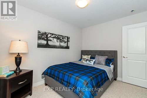 1 Lakefront Drive, Hamilton, ON - Indoor Photo Showing Bedroom