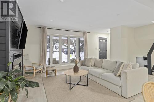 38 Country Club Pl, Sault Ste. Marie, ON - Indoor Photo Showing Living Room