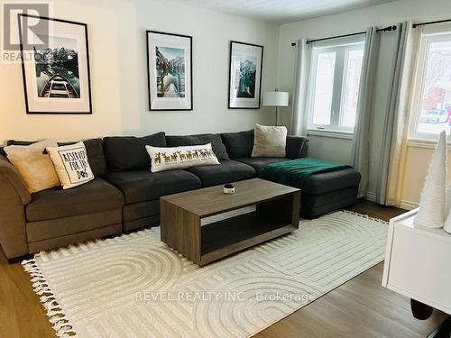 521 Princess Street, Timmins (Porcupine - West), ON - Indoor Photo Showing Living Room