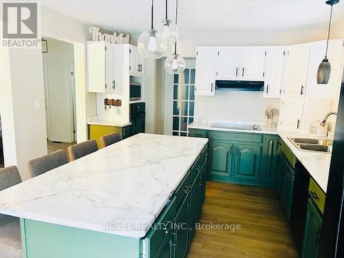 521 Princess Street, Timmins (Porcupine - West), ON - Indoor Photo Showing Kitchen With Double Sink With Upgraded Kitchen