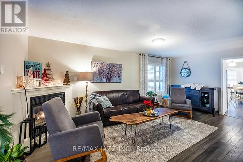 23 Schooner Lane, Clarington (Newcastle), ON - Indoor Photo Showing Living Room With Fireplace