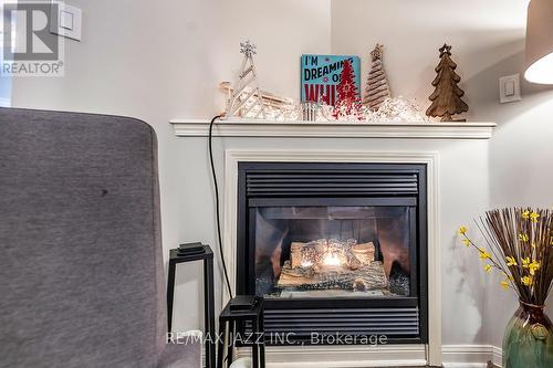 23 Schooner Lane, Clarington (Newcastle), ON - Indoor Photo Showing Living Room With Fireplace