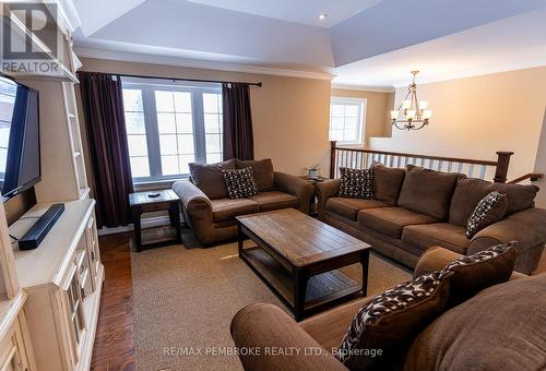 10 Robertson Drive, Whitewater Region, ON - Indoor Photo Showing Living Room