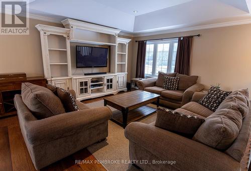 10 Robertson Drive, Whitewater Region, ON - Indoor Photo Showing Living Room