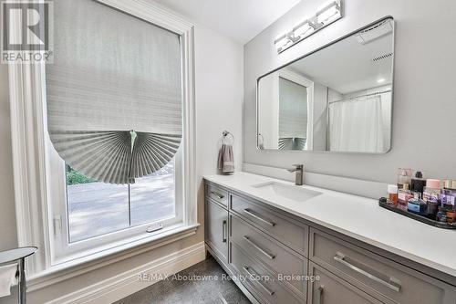 2409 Lakeshore Road, Burlington (Brant), ON - Indoor Photo Showing Bathroom