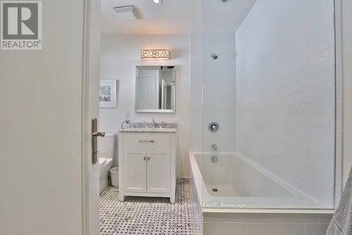 221 Chaplin Crescent, Toronto, ON - Indoor Photo Showing Bathroom