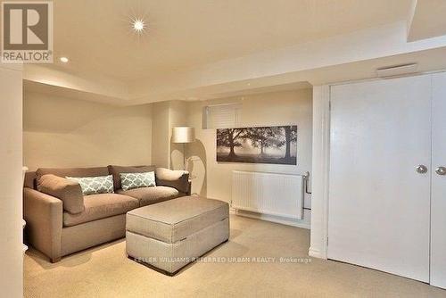 221 Chaplin Crescent, Toronto, ON - Indoor Photo Showing Living Room