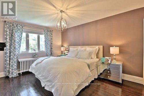 221 Chaplin Crescent, Toronto, ON - Indoor Photo Showing Bedroom