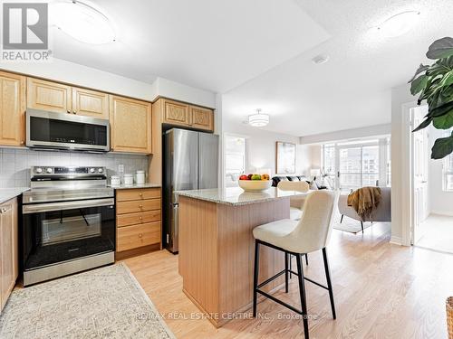 3010 - 310 Burnhamthorpe Road W, Mississauga, ON - Indoor Photo Showing Kitchen