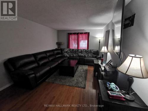 4 Rannie Court, Thorold, ON - Indoor Photo Showing Living Room