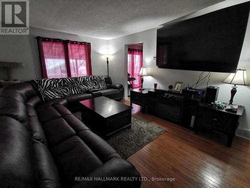 4 Rannie Court, Thorold, ON - Indoor Photo Showing Living Room