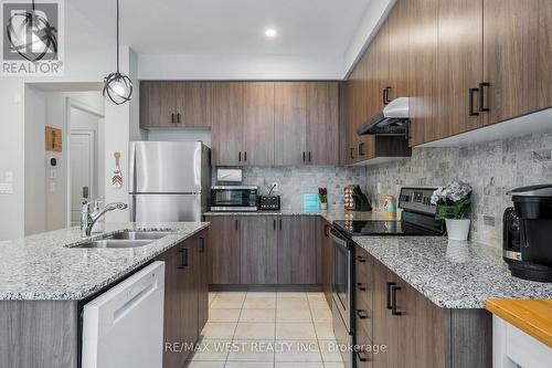 37 - 171 Snowbridge Way, Blue Mountains, ON - Indoor Photo Showing Kitchen With Double Sink With Upgraded Kitchen