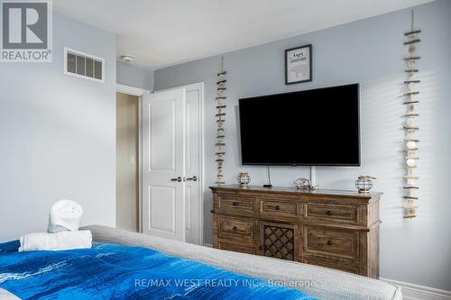 37 - 171 Snowbridge Way, Blue Mountains, ON - Indoor Photo Showing Bedroom