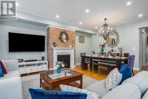 37 - 171 Snowbridge Way, Blue Mountains, ON - Indoor Photo Showing Living Room With Fireplace