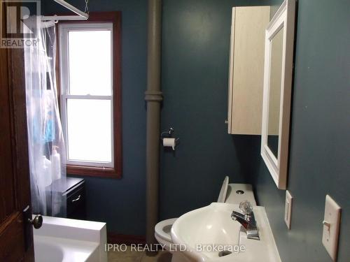 74 State Street, Welland, ON - Indoor Photo Showing Bathroom