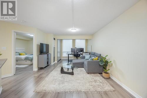 1001 - 25 Grenville Street, Toronto, ON - Indoor Photo Showing Living Room