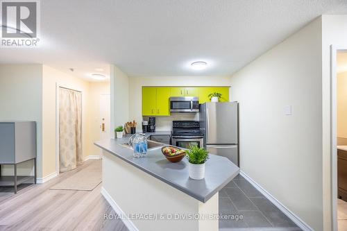 1001 - 25 Grenville Street, Toronto, ON - Indoor Photo Showing Kitchen