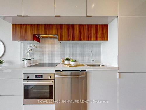 1307-185 Roehampton Ave, Toronto, ON - Indoor Photo Showing Kitchen