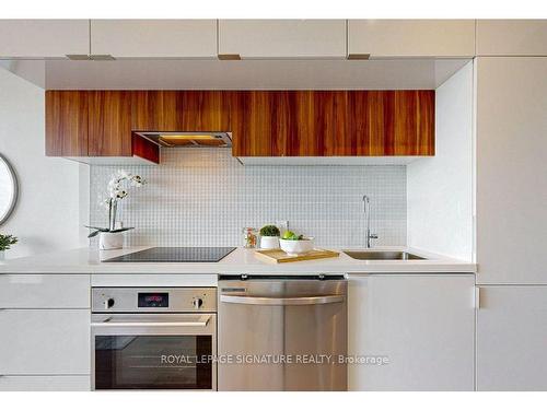 1307-185 Roehampton Ave, Toronto, ON - Indoor Photo Showing Kitchen