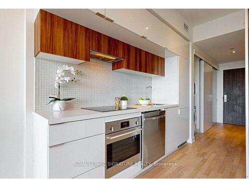 1307-185 Roehampton Ave, Toronto, ON - Indoor Photo Showing Kitchen