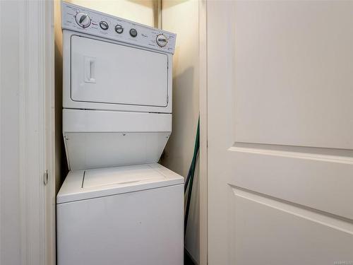 409-1620 Mckenzie Ave, Saanich, BC - Indoor Photo Showing Laundry Room