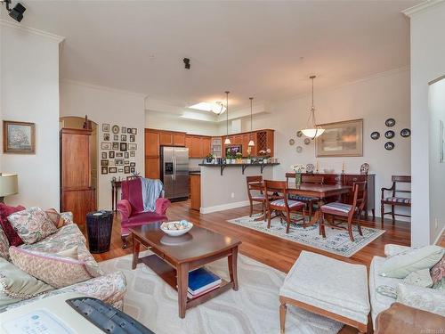 409-1620 Mckenzie Ave, Saanich, BC - Indoor Photo Showing Living Room