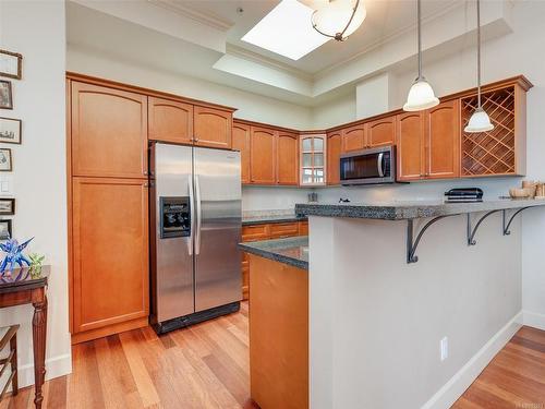 409-1620 Mckenzie Ave, Saanich, BC - Indoor Photo Showing Kitchen