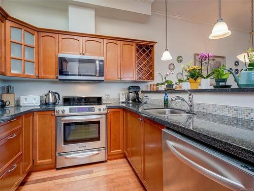 409-1620 Mckenzie Ave, Saanich, BC - Indoor Photo Showing Kitchen With Double Sink