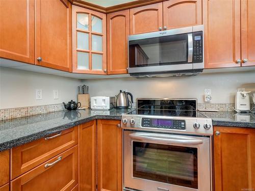 409-1620 Mckenzie Ave, Saanich, BC - Indoor Photo Showing Kitchen