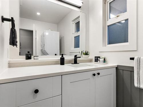 641 Strandlund Ave, Langford, BC - Indoor Photo Showing Bathroom