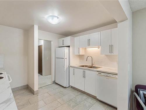 204-3108 Barons Rd, Nanaimo, BC - Indoor Photo Showing Kitchen With Double Sink