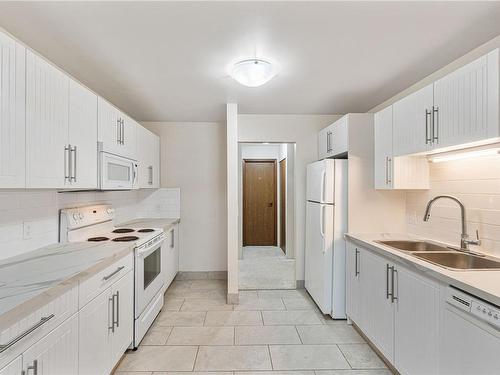 204-3108 Barons Rd, Nanaimo, BC - Indoor Photo Showing Kitchen With Double Sink