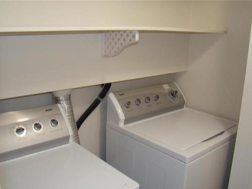 201-6715 Dover Rd, Nanaimo, BC - Indoor Photo Showing Laundry Room