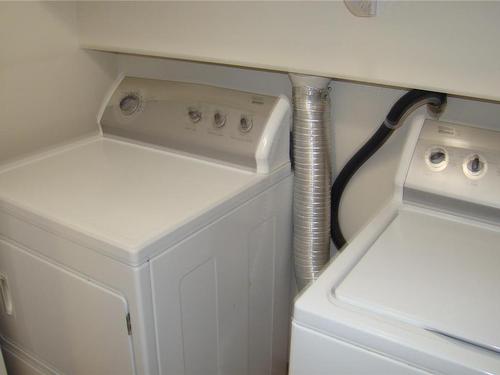 201-6715 Dover Rd, Nanaimo, BC - Indoor Photo Showing Laundry Room