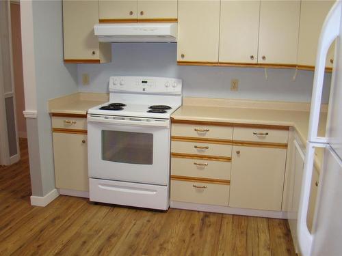 201-6715 Dover Rd, Nanaimo, BC - Indoor Photo Showing Kitchen